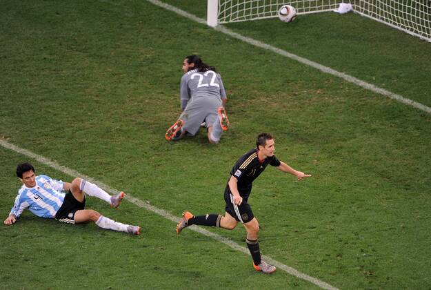 FUSSBALL WM 2010 VIERTELFINALE 02.07.2010 ARGENTINIEN - DEUTSCHLAND Miroslav KLOSE (re, Deutschland) dreht nach seinem Tor zum 0:4 jubelnd ab. Nicolas BURDISSO (li) und Torwart Sergio ROMERO (li, Argentinien) sind am Boden Aufmacher
