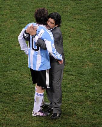FUSSBALL WM 2010 VIERTELFINALE 02.07.2010 ARGENTINIEN - DEUTSCHLAND Lionel MESSI (li) und Trainer Diego Armando MARADONA (re, beide Argentinien) sind nach dem Abpfiff enttaeuscht
