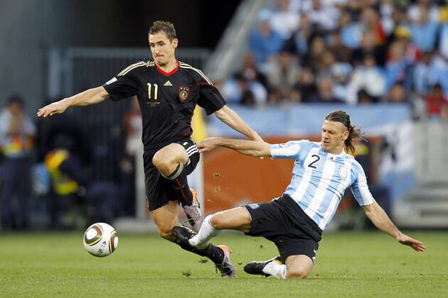 03.07.2010, Fussball Weltmeisterschaft 2010, VIERTELFINALE, ARGENTINIEN - DEUTSCHLAND 0:4, Miroslav Klose (li., GER) gegen Martin Demichelis (ARG) - 