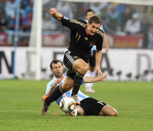 Fussball, FIFA World Cup 2010, FIFA Weltmeisterschaften 2010,Viertelfinale , Argentinien vs. Deutschland 03.07.2010, Kapstadt Miroslav Klose (GER, vorn)