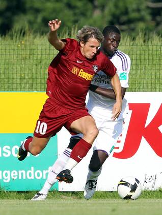 FUSSBALL - Anderlecht vs Cluj, Testspiel EUGENDORF, 07.JUL.10 - FUSSBALL - RSC Anderlecht vs CFR Cluj, Vorbereitungsspiel. Bild zeigt Ciprian Deac (Cluj) und Cheikhou Kouyate (Anderlecht).