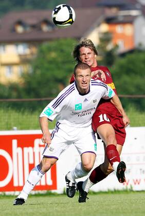 FUSSBALL - Anderlecht vs Cluj, Testspiel EUGENDORF, 07.JUL.10 - FUSSBALL - RSC Anderlecht vs CFR Cluj, Vorbereitungsspiel. Bild zeigt Thomas Chatelle (Anderlecht) und Ciprian Deac (Cluj).