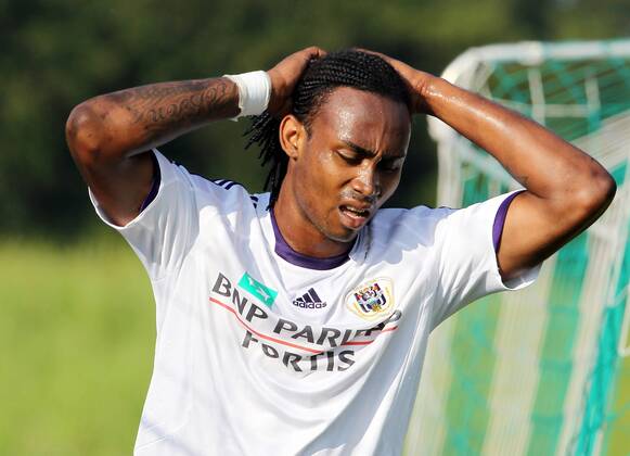 FUSSBALL - Anderlecht vs Cluj, Testspiel EUGENDORF, 07.JUL.10 - FUSSBALL - RSC Anderlecht vs CFR Cluj, Vorbereitungsspiel. Bild zeigt Kanu (Anderlecht)  o0 Enttäuschung,