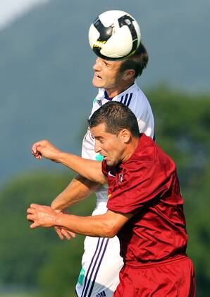 FUSSBALL - Anderlecht vs Cluj, Testspiel EUGENDORF, 07.JUL.10 - FUSSBALL - RSC Anderlecht vs CFR Cluj, Vorbereitungsspiel. Bild zeigt Jan Polak (Anderlecht) und Cristian Panin (Cluj).