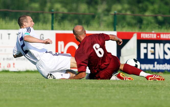 FUSSBALL - Anderlecht vs Cluj, Testspiel EUGENDORF, 07.JUL.10 - FUSSBALL - RSC Anderlecht vs CFR Cluj, Vorbereitungsspiel. Bild zeigt Thomas Chatelle (Anderlecht) und Gabriel Muresan (Cluj)
