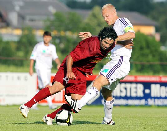 FUSSBALL - Anderlecht vs Cluj, Testspiel EUGENDORF, 07.JUL.10 - FUSSBALL - RSC Anderlecht vs CFR Cluj, Vorbereitungsspiel. Bild zeigt Felice Picollo (Cluj) und Olivier Deschacht (Anderlecht).