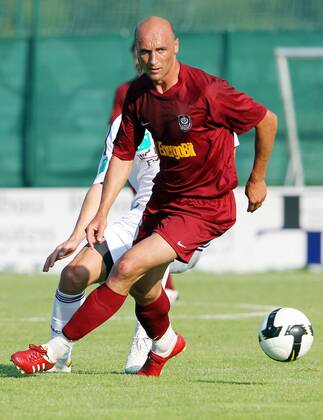 FUSSBALL - Anderlecht vs Cluj, Testspiel EUGENDORF, 07.JUL.10 - FUSSBALL - RSC Anderlecht vs CFR Cluj, Vorbereitungsspiel. Bild zeigt Gabriel Muresan (Cluj).