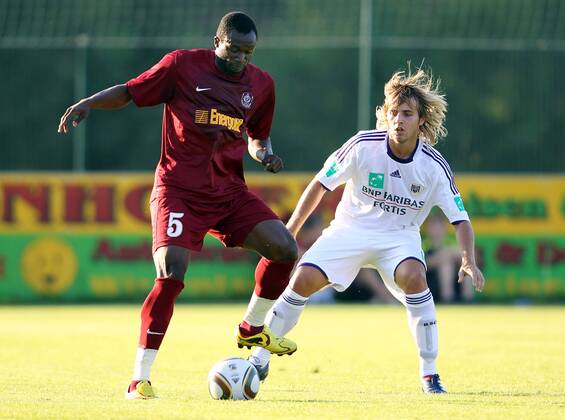 FUSSBALL - Anderlecht vs Cluj, Testspiel EUGENDORF, 07.JUL.10 - FUSSBALL - RSC Anderlecht vs CFR Cluj, Vorbereitungsspiel. Bild zeigt Yssuf Kone (Cluj) und Aribane Hornero (Anderlecht).