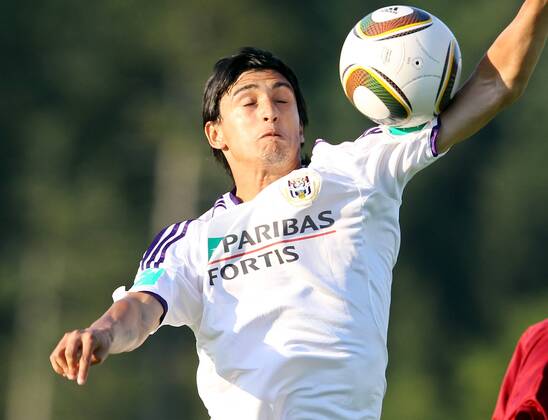 FUSSBALL - Anderlecht vs Cluj, Testspiel EUGENDORF, 07.JUL.10 - FUSSBALL - RSC Anderlecht vs CFR Cluj, Vorbereitungsspiel. Bild zeigt Matias Suarez (Anderlecht).  o0 Hand, Handspiel