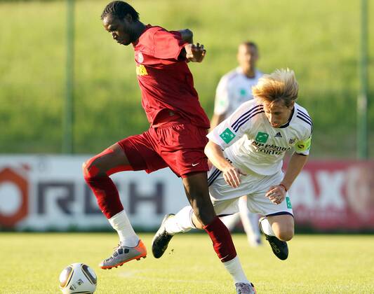 FUSSBALL - Anderlecht vs Cluj, Testspiel EUGENDORF, 07.JUL.10 - FUSSBALL - RSC Anderlecht vs CFR Cluj, Vorbereitungsspiel. Bild zeigt Lacina Traore (Cluj) und Lucas Biglia (Anderlecht).