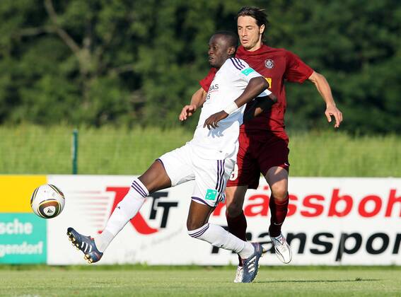 FUSSBALL - Anderlecht vs Cluj, Testspiel EUGENDORF, 07.JUL.10 - FUSSBALL - RSC Anderlecht vs CFR Cluj, Vorbereitungsspiel. Bild zeigt Bakark Sare (Anderlecht) und Sasa Bjelanovici (Cluj).