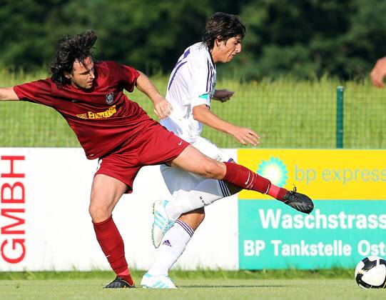 FUSSBALL - Anderlecht vs Cluj, Testspiel EUGENDORF, 07.JUL.10 - FUSSBALL - RSC Anderlecht vs CFR Cluj, Vorbereitungsspiel. Bild zeigt Felice Picollo (Cluj) und Pablo Chavarria (Anderlecht).