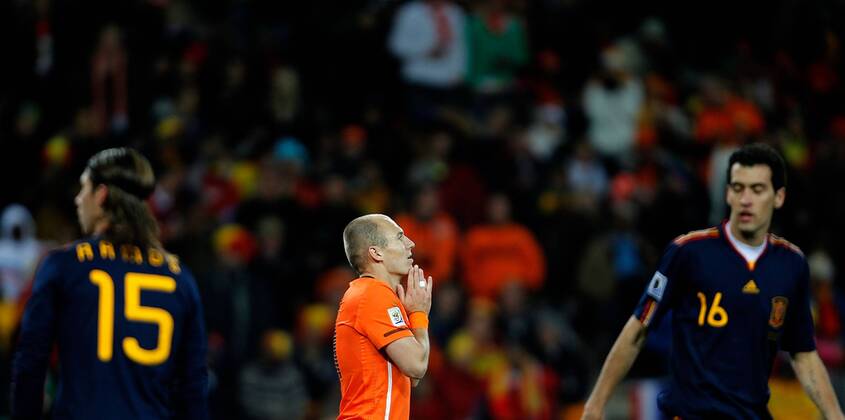 Arjen Robben (C) of the Netherlands reacts during the World Cup final against Spain at Soccer City stadium in Johannesburg  o0 Enttäuschung,