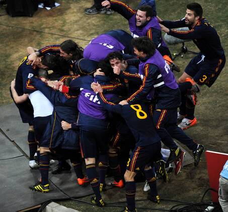 Spain s players celebrate Andres Iniesta s goal during the World Cup final against the Netherlands at Soccer City stadium in Johannesburg  o0 Jubel, Freude, Totale