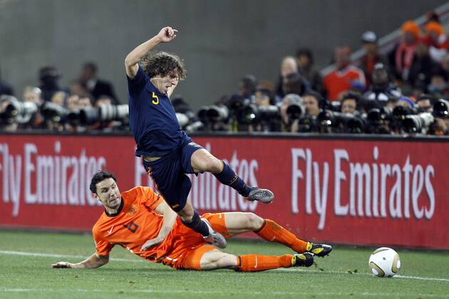 Niederlande - Spanien, Mark van Bommel (li., NED) gegen Carles Puyol -- 