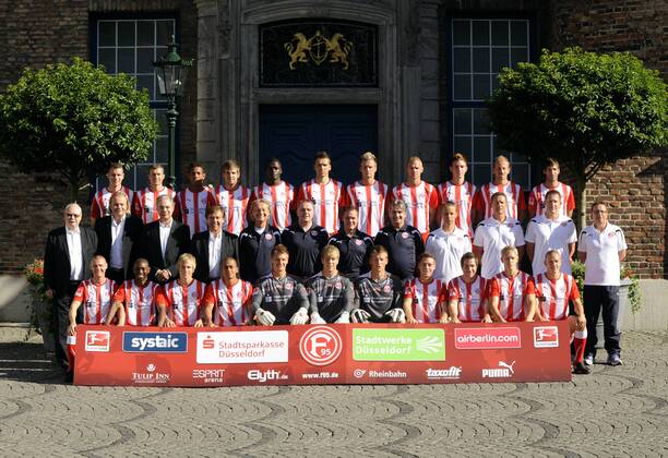 Fussball, Fototermin zur 2. Bundesliga-Saison 2010 2011: Fortuna Düsseldorf: Hi.v.li.: Thomas Bröker, Oliver Fink, Wellington Luis de Sousa, Marco Königs, Assani Lukimya-Mulongoti, Ranisav Jovanovic, Claus Costa, Sascha Dum, Kai Schwertfeger, Sandor Torghelle, Jens Langeneke. Mi.v.li.: Geschäftsführer Wolf Werner, Orthopäde Dr. Ulf Blecker, Kardiologe Dr. Ulrich Keil, Orthopäde Dr. Alois Teuber, Physiotherapeut Bernd Restle, Physiotherapeut Sven Michel, Physiotherapeut Thomas Gucek, Mannschaftsbetreuer Aleksandar Spengler, Konditionstrainer Dirk Schauenberg, Torwarttrainer Michael Stahl, Co-Trainer Uwe Klein, Cheftrainer Norbert Meier. Vo.v.li.: Marco Christ, Patrick Zoundi, Maximilian Beister, Thiago Rockenbach da Silva, Michael Ratajczak, Maximilian Schulze Niehues, Michael Melka, Andreas Lambertz, Christian Weber, Johannes van den Bergh, Marcel Gaus. o0 Funktionär Betreuer Trainer Totale