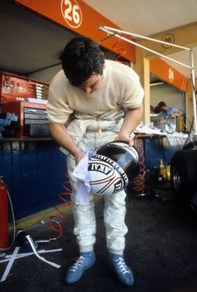 Alan Jones (Australien Williams Ford) pflegt seinen Helm -  Motorsport Grand Prix Herren Großer Preis von Argentinien 1980, Formel 1 WM, F1, F, GP Einzelbild Buenos Aires