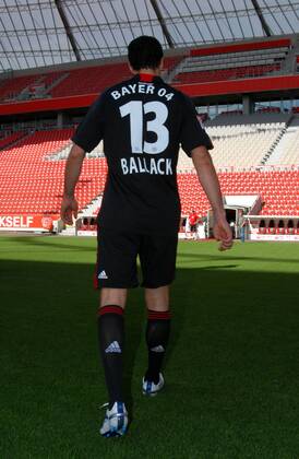 Fussball, Fototermin zur Bundesliga-Saison 2010 2011: Bayer Leverkusen: Michael Ballack.