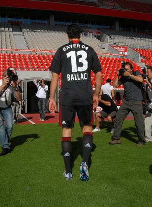Fussball, Fototermin zur Bundesliga-Saison 2010 2011: Bayer Leverkusen: Michael Ballack.