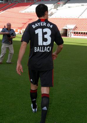 Fussball, Fototermin zur Bundesliga-Saison 2010 2011: Bayer Leverkusen: Michael Ballack.