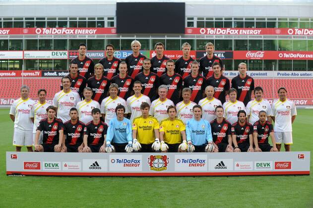 Fussball, Fototermin zur Bundesliga-Saison 2010 2011: Bayer Leverkusen: 1.R.v.li.: Patrick Helmes, Burak Kaplan, Christoph Siefkes, Thomasz Bobel, Fabian Giefer, Rene Adler, Benedikt Fernandez, Hanno Balitsch, Gonzalo Castro, Sidney Sam. 2.R.v.li.: Physiotherapeut Sven Elsinger, Physiotherapeut Till Rothweiler, Vereinsarzt Dr. Karl-Heinrich Dittmar, Physiotherapeut Bodo Kuczmann, Torwarttrainer Rüdiger Vollborn, Konditionstrainer Dr. Holger Broich, Cheftrainer Jupp Heynckes, Co-Trainer Peter Hermann, Konditionstrainer Zvonko Komes, Betreuer Klaus Zöller, Betreuer Dieter Schick, Teammanager Hans-Peter Lehnhoff. 3.R.v.li.: Renato Augusto, Marcel Risse, Michal Kadlec, Eren Derdiyok, Daniel Schwaab, Lars Bender, Thanos Petsos, Domagoj Vida. 4.R.v.li.: Michael Ballack, Manuel Friedrich, Sami Hyypiä, Stefan Reinartz, Nicolai Jörgensen, Simon Rolfes. o0 Funktionär Betreuer