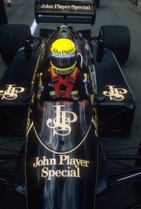 Ayrton Senna (Brasilien Lotus Renault) im Cockpit seines Boliden 