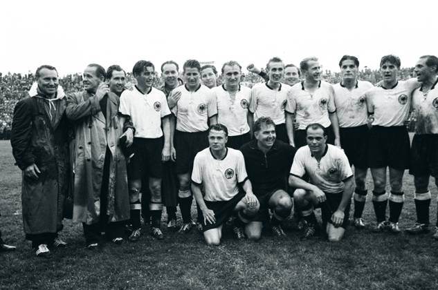 WM 1954, BR Deutschland ist Fußball-Weltmeister, v.li.: Masseur Erich Deuser, Bundestrainer Sepp Herberger, Fritz Walter, Helmut Rahn, Jupp Posipal, Horst Eckel, Werner Liebrich, Ottmar Walter, Hans Schäfer und Max Morlock; vorn: Karl Mai, Torwart Toni Turek und Werner Kohlmeyer o0 Sieg Jubel Freude Totale Mannschaftsfoto Siegerfoto Betreuer Physiotherapeut krux Josef