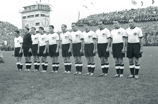 WM 1954, Finale, Mannschaftsvorstellung BR Deutschland vor der berühmten Stadionuhr im Berner Wankdorfstadion, v.re.: Max Morlock, Karl Mai, Werner Kohlmeyer, Hans Schäfer, Jupp Posipal, Werner Liebrich, Ottmar Walter, Helmut Rahn, Horst Eckel, Torwart Toni Turek und Fritz Walter o0 BRD Totale Mannschaftsfoto Josef