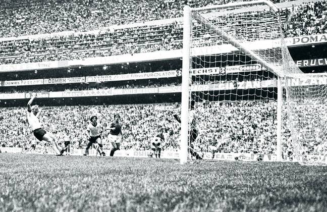 WM 1970, Halbfinale, BR Deutschland vs. Italien 3:4 n.V. - Karl Heinz Schnellinger (BRD) erzielt kurz vor Ende der regulären Spielzeit das 1:1 gegen Torwart Enrico Albertosi (Italien) krux o0 Karlheinz Tor Totale Geschichte Fußballgeschichte Zuschauer