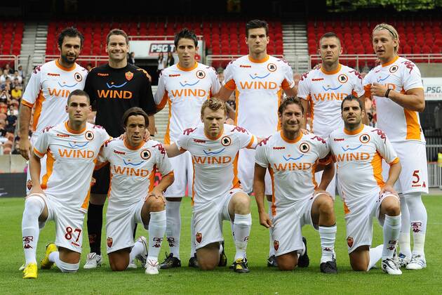 Mannschaftsbild AS Rom, hi.v.li.: Mirko Vucinic, Torwart Julio Sergio, Leandro Greco, Marco Andreolli, Jeremy Menez, Philippe Mexes; vorn: Aleandro Rosi, Rodrigo Taddei, John Arne Riise, Francesco Totti und Simone Perrotta -  o0 Tournoi de Paris Turnier