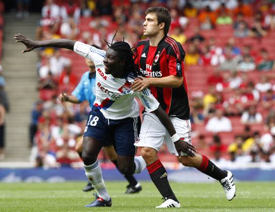 Football - Emirates Cup - AC Milan v Olympique Lyonnais Sokratis Papastathopoulos (R) of AC Milan holds onto Bafetimbi Gomis of Lyon at Emirates Stadium
