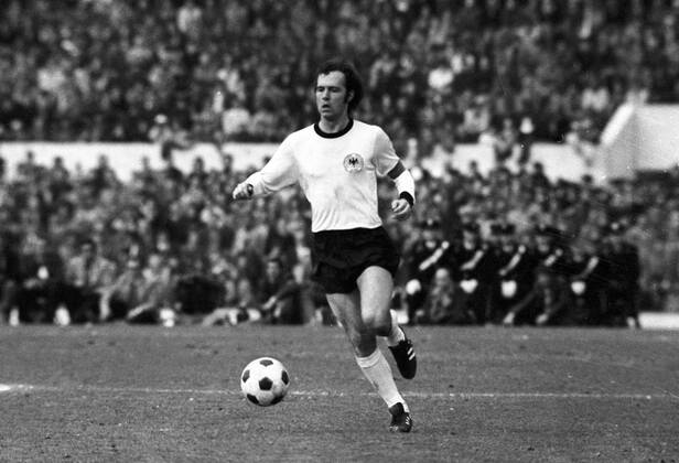 Franz Beckenbauer (BR Deutschland) am Ball Fußball Länderspiel Herren Nationalmannschaft 1976 Einzelbild Aufnahmedatum geschätzt Dynamik,