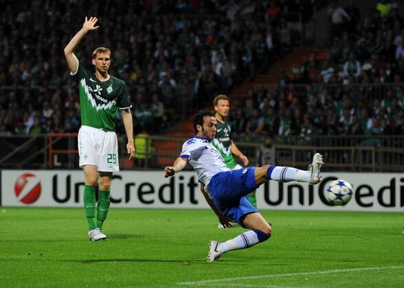 18.08.2010, Bremen - UEFA Champions League Qualifikation 2010 2011 - SV Werder Bremen vs Sampdoria Genua 3:1 --- Der Treffer von Giampaolo PAZZINI (re, Genua) wird nicht anerkannt. Bremens Per MERTESCACKER (li) greift nicht ein ---  o0 Werbebande Bande Werbung Sponsor Wirtschaft UniCredit