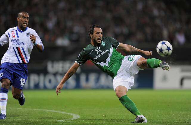 18.08.2010, Bremen - UEFA Champions League Qualifikation 2010 2011 - SV Werder Bremen vs Sampdoria Genua 3:1 --- Hugo Almeida (re, SV Werder Bremen) gegen Fernando Tissone (Sampdoria Genua ) --- 
