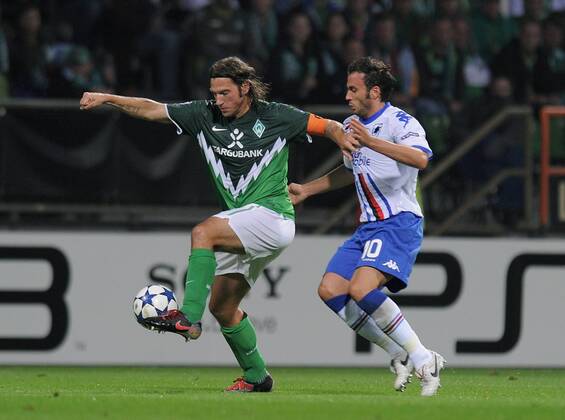 18.08.2010, Bremen - UEFA Champions League Qualifikation 2010 2011 - SV Werder Bremen vs Sampdoria Genua 3:1 --- Torsten Frings (li, SV Werder Bremen) gegen Giampaolo Pazzini (Sampdoria Genua ) --- 