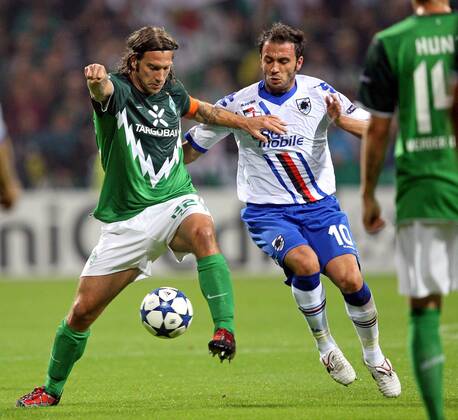 18.08.2010, Fußball Champions League Qualifikation Play-Off, 18.08.2010: SV Werder Bremen - Sampdoria Genua, im Weserstadion Bremen, v.l. Torsten Frings (Werder Bremen) , Giampaolo Pazzini (Sampdoria Genua)