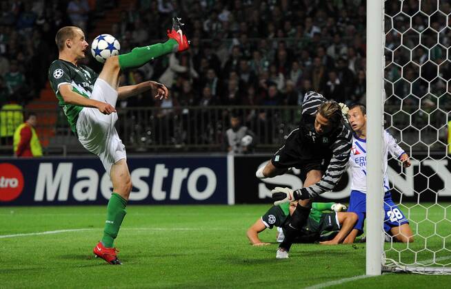18.08.2010, Bremen - UEFA Champions League Qualifikation 2010 2011 - SV Werder Bremen vs Sampdoria Genua 3:1 --- Petri PASANEN (li) und Tim WIESE (re, beide Bremen) retten vor Daniele GASTALDELLO (re, Genua) ---  o0 Abwehr