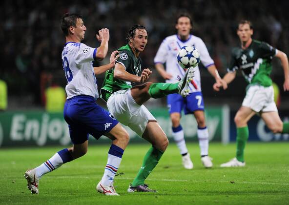 18.08.2010, Bremen - UEFA Champions League Qualifikation 2010 2011 - SV Werder Bremen vs Sampdoria Genua 3:1 --- Claudio Pizarro (Mitte, SV Werder Bremen) gegen Daniele Gastaldello (Sampdoria Genua ) --- 