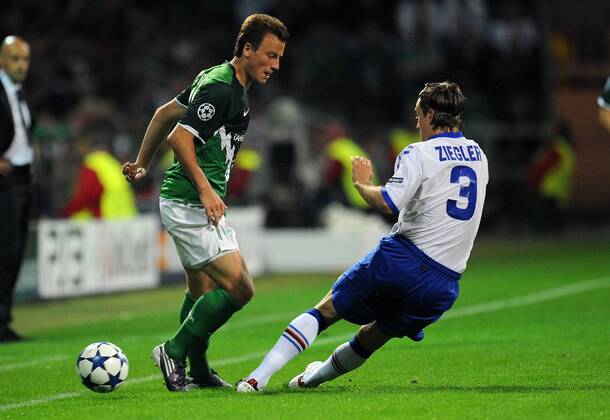 18.08.2010, Bremen - UEFA Champions League Qualifikation 2010 2011 - SV Werder Bremen vs Sampdoria Genua 3:1 --- Philipp BARGFREDE (li, Bremen) gegen Reto ZIEGLER (re, Genua) --- 