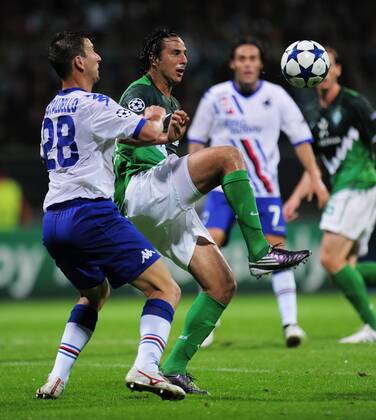 18.08.2010, Bremen - UEFA Champions League Qualifikation 2010 2011 - SV Werder Bremen vs Sampdoria Genua 3:1 --- Claudio Pizarro (re, SV Werder Bremen) gegen Daniele Gastaldello (Sampdoria Genua ) --- 