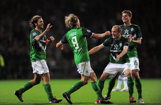 FUSSBALL CHAMPIONS LEAGUE SAISON 2010 2011 PLAY-OFFS HINSPIEL SV Werder Bremen - Sampdoria Genua 18.08.2010 JUBEL Bremen, Torsten Frings, Torschütze zum 1-0 Clemens Fritz, Petri Pasanen und Sebastian Proedl (v.li.)  o0 Freude