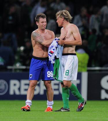 FUSSBALL CHAMPIONS LEAGUE SAISON 2010 2011 PLAY-OFFS HINSPIEL SV Werder Bremen - Sampdoria Genua 18.08.2010 TRIKOTTAUSCH; Antonio Cassano (li, Sampdoria Genua) und Clemens Fritz (SV Werder Bremen) tauschen ihre Trikots 