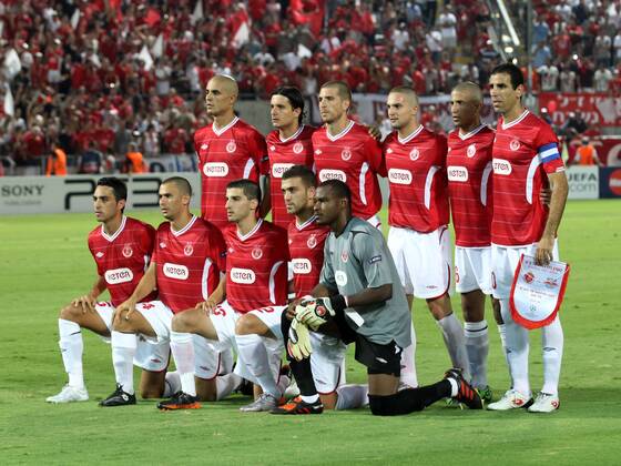 Champions League, Play-Off, Hapoel Tel Aviv FC. Bild zeigt die Mannschaft von Tel Aviv, hi.v.li.: Douglas, Dedi Ben Dayan, Romain Rocchi, Ben Sahar, Avihay Yadin und Walid Badir; vorn: Eran Zahavy, Gil Vermouth, Victor Merey, Omri Kende und Torwart Vincent Enyeama (Tel Aviv). Keywords: Mannschaftsfoto.  o0 Totale