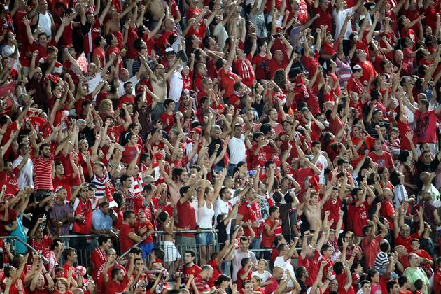 Champions League, Play-Off, Hapoel Tel Aviv FC. Bild zeigt Fans von Tel Aviv.  o0 Totale Zuschauer Jubel Freude