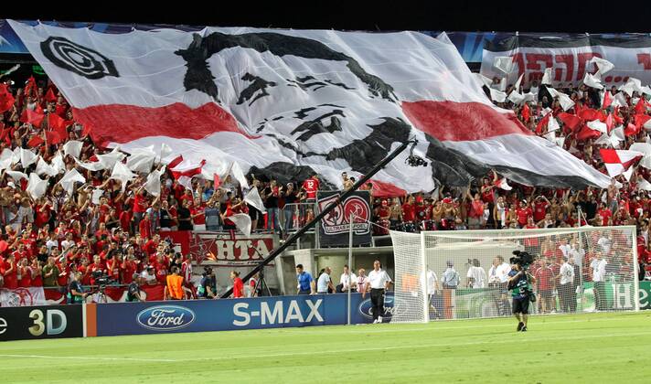 Champions League, Play-Off, Hapoel Tel Aviv FC. Bild zeigt Fans von Tel Aviv.  o0 Totale Zuschauer Fanblock Fanchoreografie Choreografie