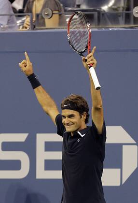 Roger Federer of the SUI reacts after hitting a ball between his legs and winning the point in the second set  NYP20100830129 o0 Jubel, Freude
