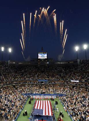 Fireworks explode above the Arthur Ashe Stadium in New York, the United States, on Aug. 30, 2010. The opening ceremony for the U.S. Open tennis tournament 2010 was held here on Monday. o0 abend Feuerwerk Fan, Zuschauer Fahne, Landesfahne Objekte