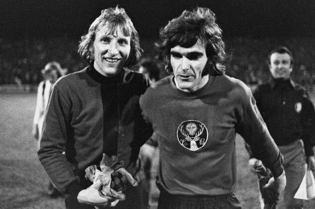 Spielende. Torwart Wolfgang Kleff (Gladbach, li.) und Torwart Bernd Franke (Braunschweig). 1. BL, Saison 1972 1973 Eintracht Braunschweig gegen Borussia Mönchengladbach 0:0 am 06.04.1973.