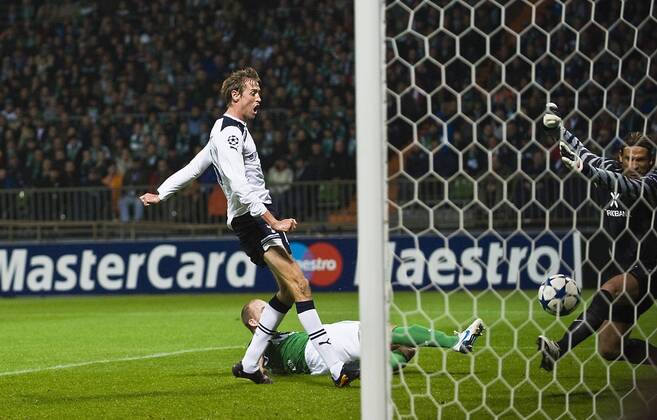 Petri Pasanan (Bremen, am Boden) schiesst das Eigentor Tor zum 0:1, Torwart Tim WIESE r. (Bremen), Peter CROUCH li. (Tottenham) Aktion, Fussball Champions League, Vorrunde 1. Spieltag, Werder Bremen (GER) - Tottenham Hotspur (ENG), am 14.09.2010 in Bremen, Saison1011