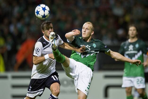 Petri PASANEN r. (Bremen) im Zweikampf gegen Rafael VAN DER VAART (Tottenham) , AKtion, Fussball Champions League, Vorrunde 1. Spieltag, Werder Bremen (GER) - Tottenham Hotspur (ENG), am 14.09.2010 in Bremen, Saison1011